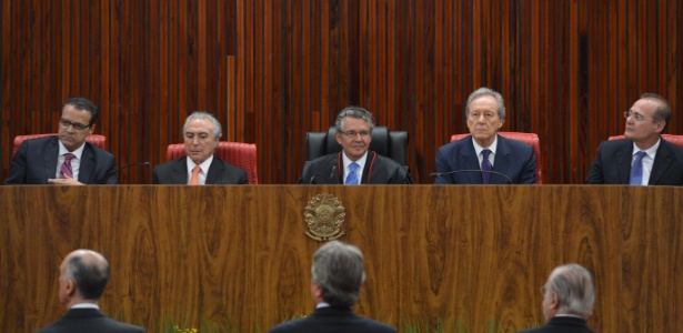 Marco Aurélio Mello (centro), presidente do TSE, voltou contra norma, mas defende revisão - Valter Campanato/Agência Brasil