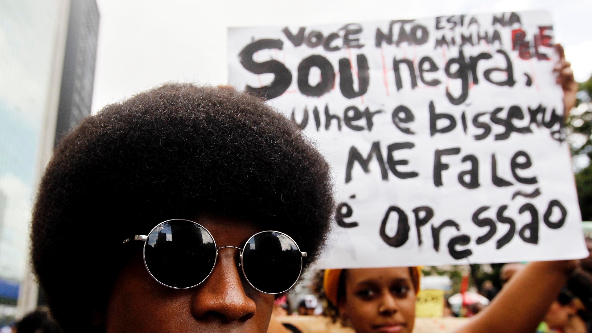 Manifestantes carregam cartazes durante a Marcha da Consciência Negra em 2013. - Reinaldo Canato/UOL