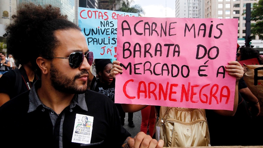 20.nov.2013 - Manifestantes carregam cartazes durante Marcha da Consciência Negra - Reinaldo Canato/UOL