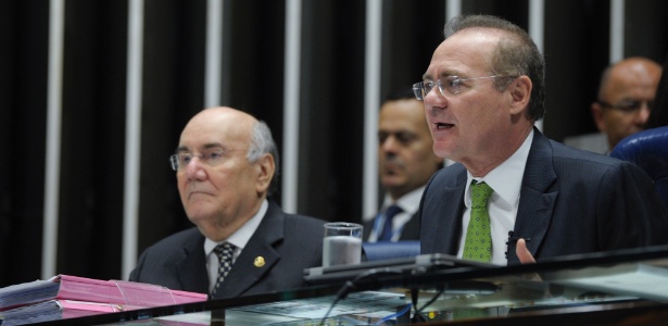 O presidente do Senado, Renan Calheiros (PMDB-AL), conduz sessão deliberativa sobre a minirreforma eleitoral - Lia de Paula/Agência Senado
