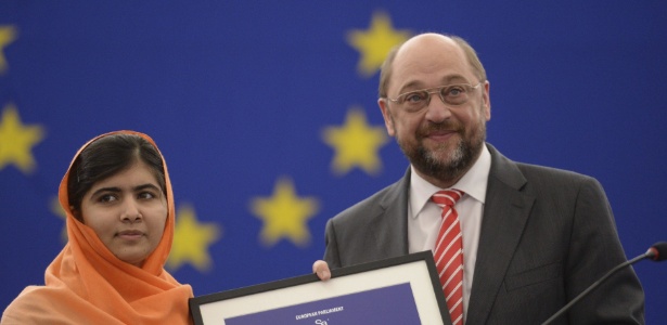 Presidente do Parlamento Europeu, Martin Schulz, entrega prêmio a Malala Yousafzai - Patrick Seeger/EFE