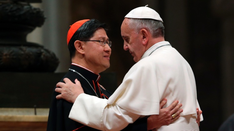 21.nov.2013 - Papa Francisco abraça o cardeal filipino Luis Antonio Tagle antes de abençoar um mosaico da imagem de São Pedro de Calungsod, durante uma reunião com a comunidade filipina na BasÃlica de São Pedro, no Vaticano, nesta quinta-feira (21)