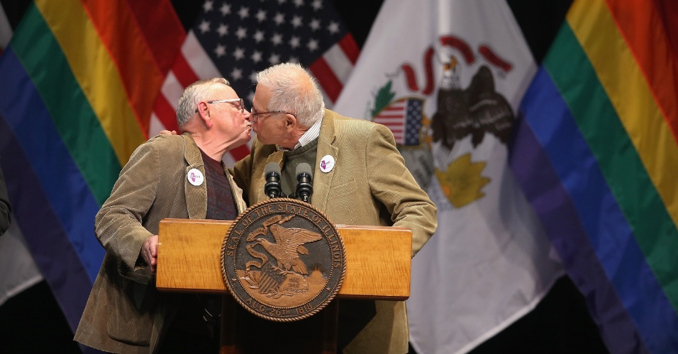 21.nov.2013 - Patrick Bova (à direita) e o companheiro, Jim Darby, se beijam em cerimônia de promulgação da lei sobre Liberdade Religiosa e Casamento Igualitário, que entrará em vigor no dia 1º de junho de 2014, após ser aprovada pelo governador do Illinois, Pat Quinn, no fórum da Universidade de Illinois, em Chicago