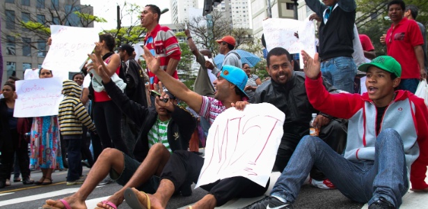 Manifestantes bloquearam a avenida Giovanni Gronchi em protesto contra reintegração de posse de um terreno da Vila Andrade, zona sul de São Paulo - Dario Oliveira/Futura Press/Estadão Conteúdo