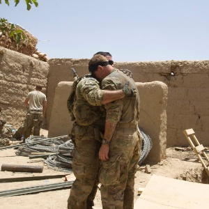 Soldados americanos se abraçam após saberem que sargento foi atingido por explosivo no sul do Afeganistão, em 12 de junho de 2012 - Shamil Zhumatov/Reuters
