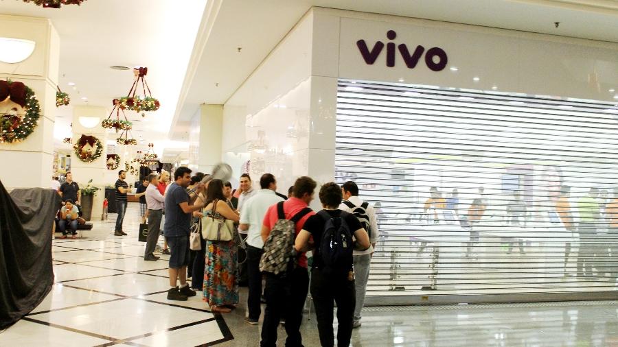 Loja da Vivo durante estreia de iPhone em 2013; clientes das operadora reclamaram de instabilidade na quinta-feira (1º) - Guilherme Tagiaroli/Tilt