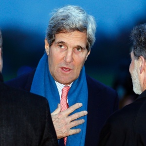 Secretário de Estado dos Estados Unidos, John Kerry, desembarca neste sábado (23) no aeroporto internacional de Genebra (Suíça). Ele vai se unir às negociações com o Irã sobre seu programa nuclear - Denis Balibouse/Reuters