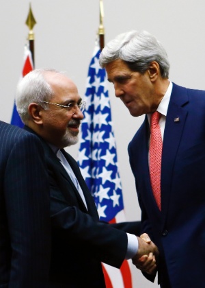 O ministro das Relações Exteriores do Irã, Mohammad Javad Zarif (à esq.) e o secretário de Estado dos Estados Unidos, John Kerry, apertam as mãos em Genebra (Suiça) - Denis Balibouse/Reuters