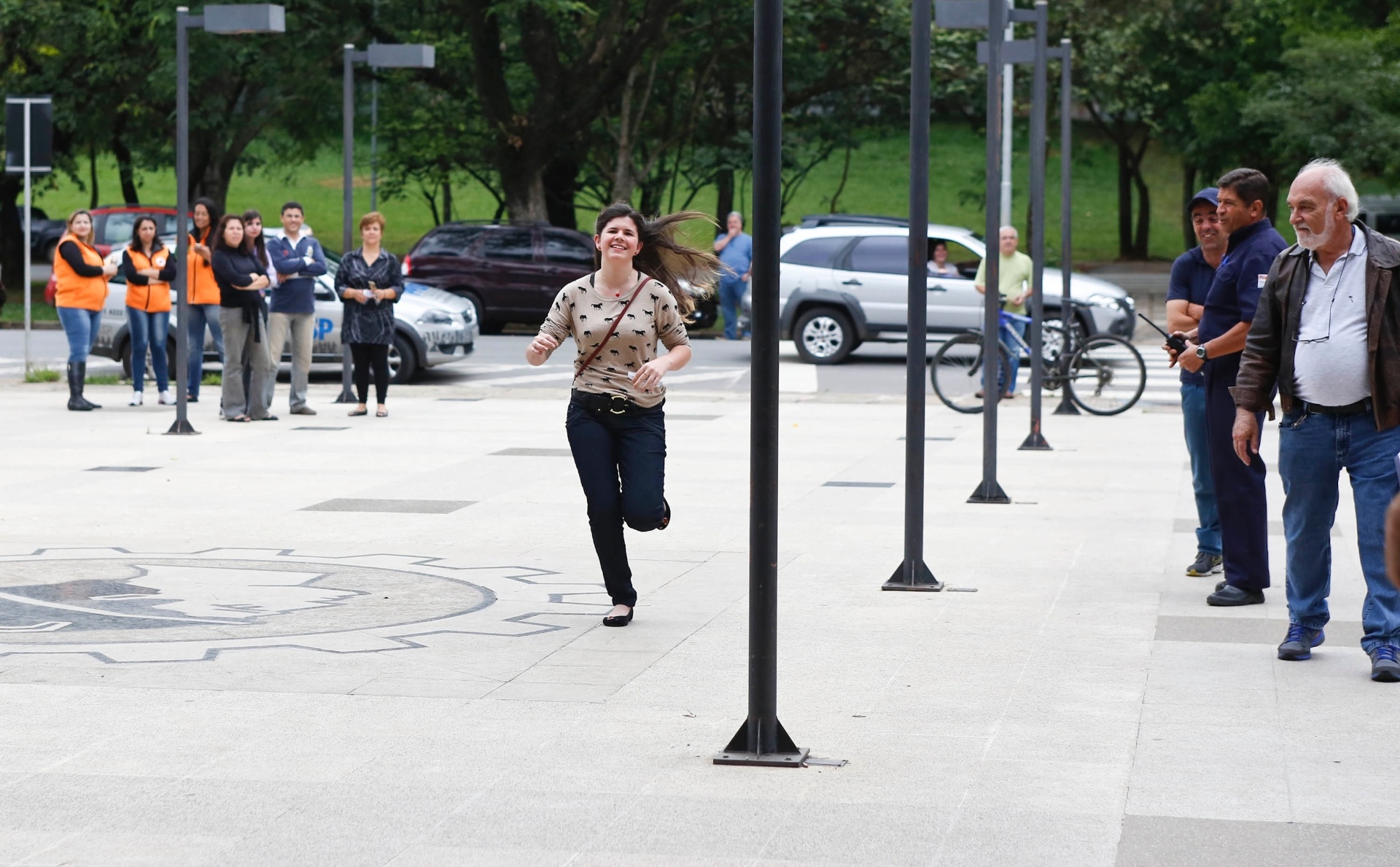 24.nov.2013 - Candidata corre e consegue chagar antes do fechamento dos portões na Cidade Universidade, zona oeste de São Paulo, para a primeira fase da Fuvest neste domingo - Wanezza Soares/UOL