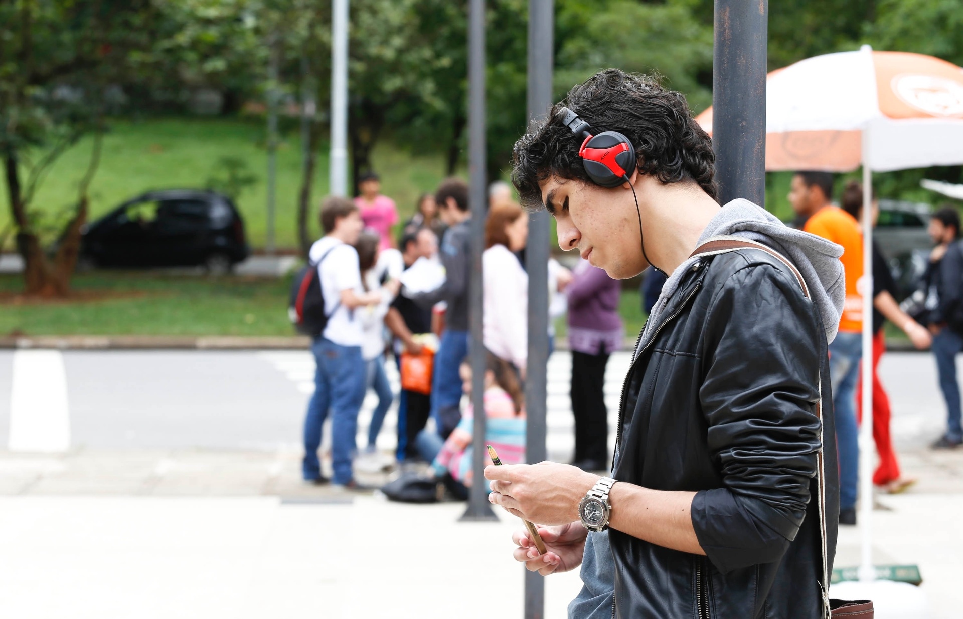 24.nov.2013 - Candidato ouve música enquanto aguarda a abertura dos portões para a prova da primeira fase da Fuvest, que será aplicada neste domingo - Wanezza Soares/UOL