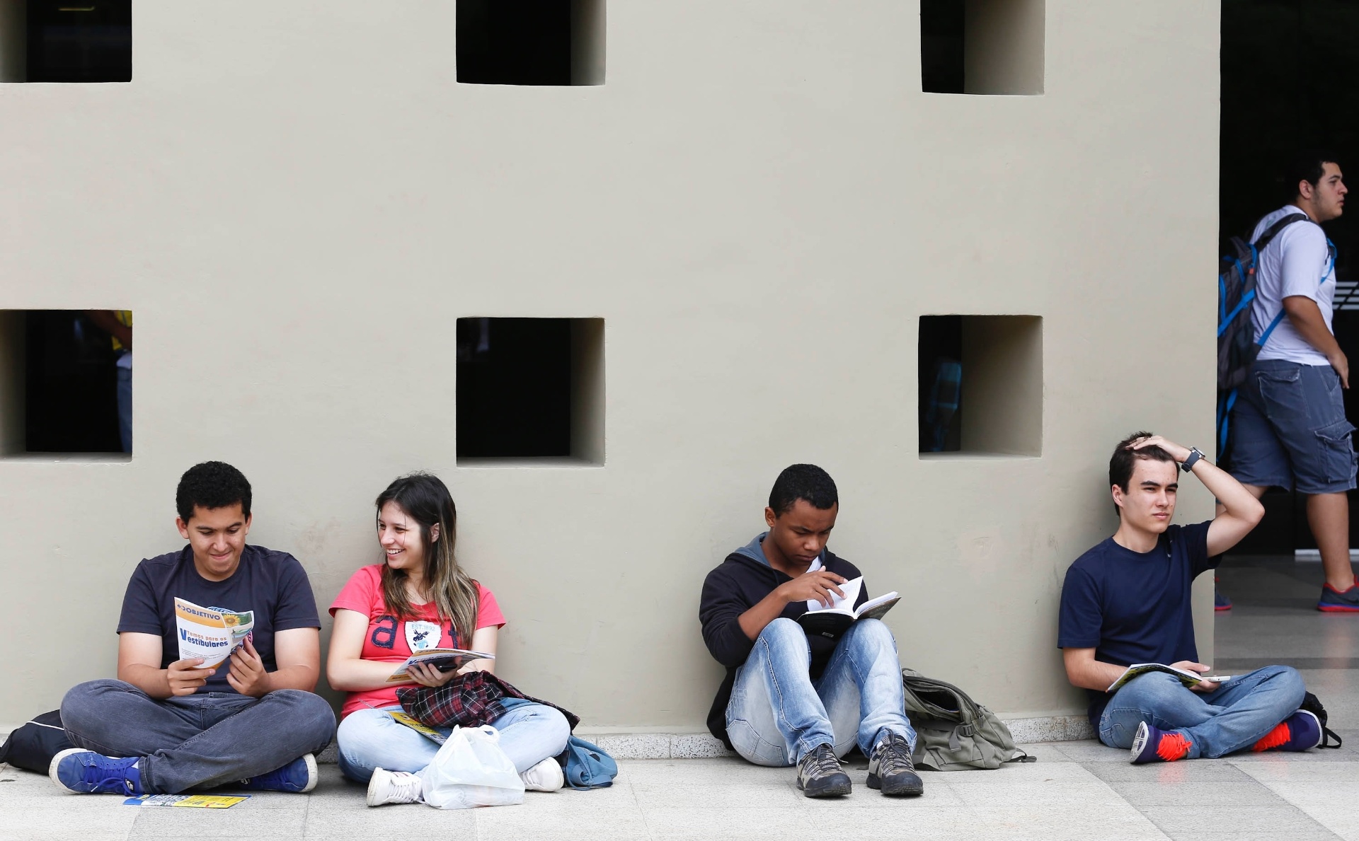24.nov.2013 - Candidatos aguardam a abertura dos portões para a prova da primeira fase da Fuvest, que será aplicada neste domingo - Wanezza Soares/UOL