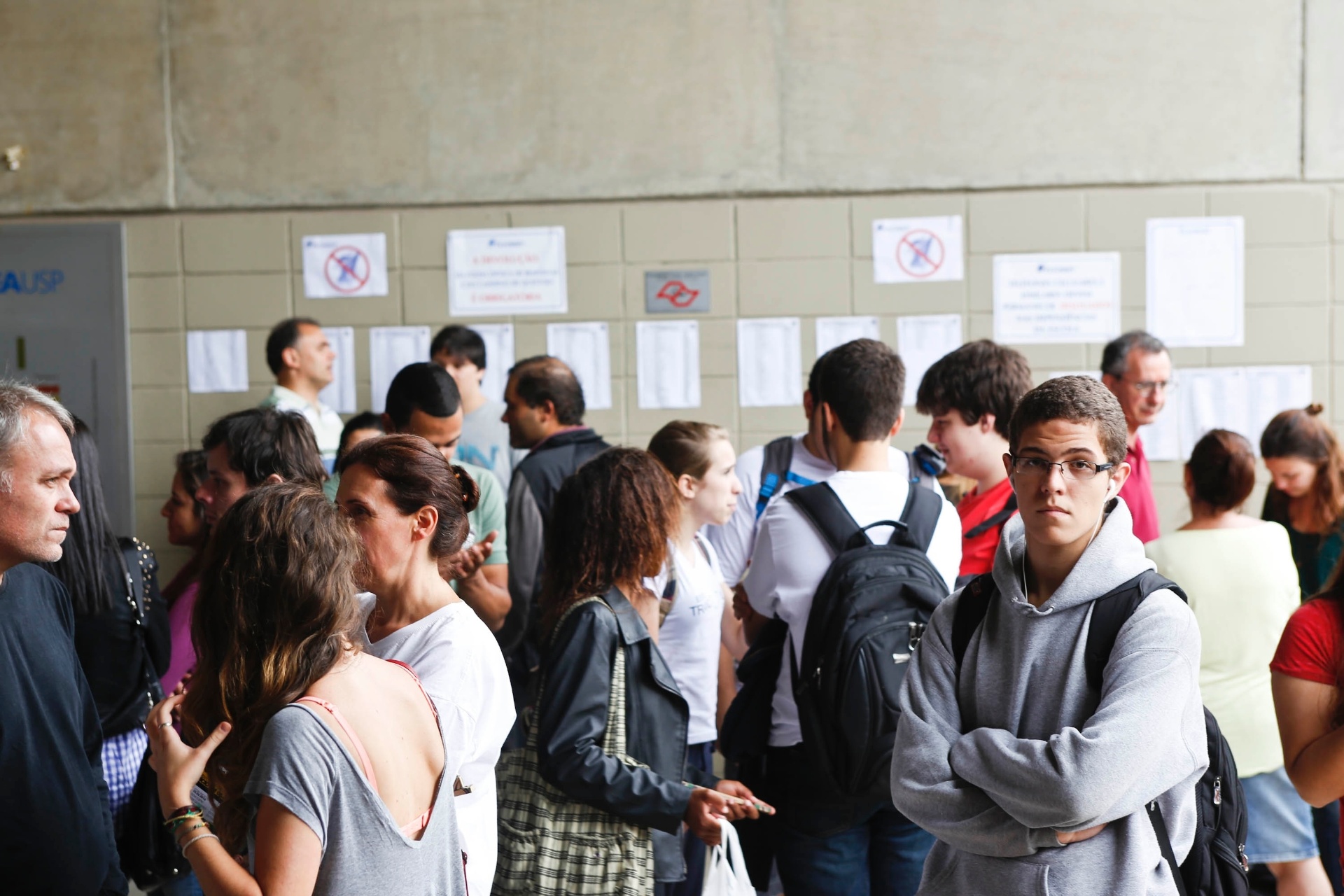 24.nov.2013 - Candidatos aguardam a abertura dos portões para a prova da primeira fase da Fuvest, que será aplicada neste domingo - Wanezza Soares/UOL