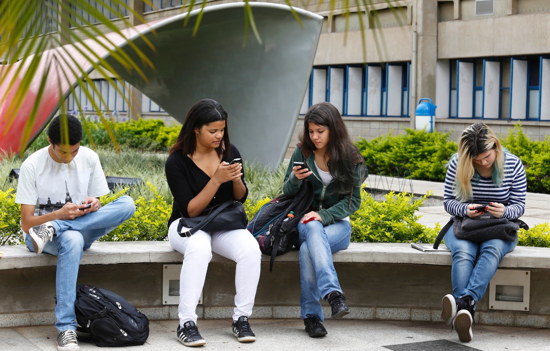 24.nov.2013 - Inscritos aguardam começo da prova da primeira fase da Fuvest 2014; todos de olho no celular - Wanezza Soares/UOL