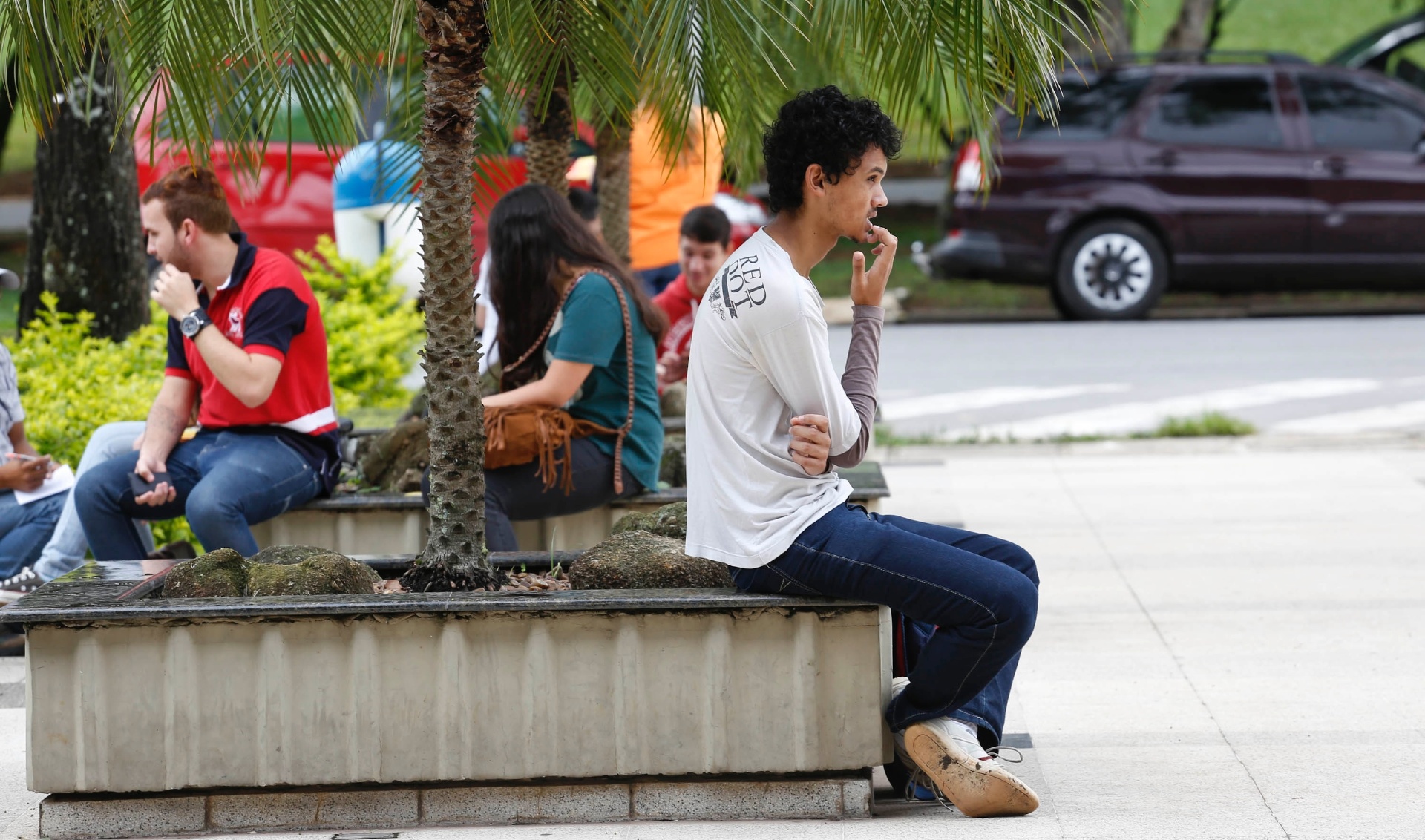 24.nov.2013 - Na frente da FEA (Faculdade de Economia e Administração) da USP (Universidade de São Paulo), a movimentação começou antes das 11h para a prova da Fuvest 2014 - Wanezza Soares/UOL
