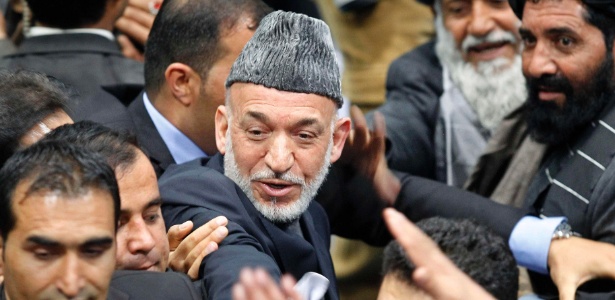 Hamid Karzai deixa a Loya Jirga, grande assembleia afegã, em Cabul, após aprovar tratado de segurança com os EUA - Omar Sobhani/Reuters