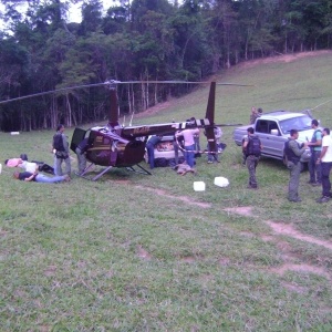 Momento em que o helicóptero foi flagrado pela Polícia Federal em uma fazenda no município de Afonso Cláudio (ES), no último domingo - Divulgação/Polícia Federal no Espírito Santo