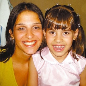 Isabella Nardoni com a mãe, Ana Carolina Oliveira - Reprodução