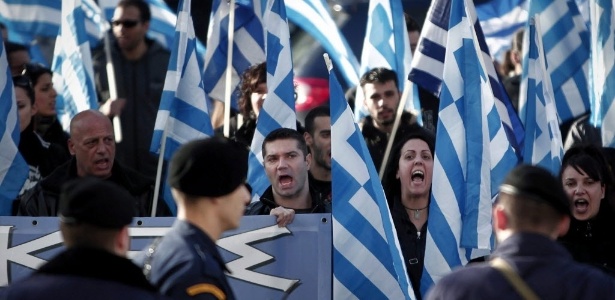 25.nov.2013 - Simpatizantes do partido neonazista Amanhecer Dourado  protestam em frente à Suprema Corte, em Atenas, Grécia - Alkis Konstantinidis/EFE
