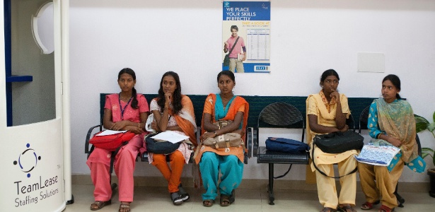 Em Bangalore, mulheres aguardam para fazer entrevista de emprego - Ruth Fremson/The New York Times