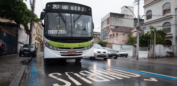 A falta de qualidade do serviço de ônibus foi o principal argumento dos alunos para condenar o reajuste - ERBS JR./Agência Frame/Agência O Globo