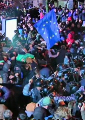 Milhares de manifestantes tomaram as ruas das principais cidades da Ucrânia contra a decisão do governo de suspender a assinatura do acordo que dá início ao processo de entrada do país na União Europeia - Reprodução/BBC