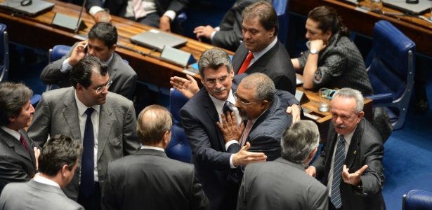 Senadores participam de sessão na qual a PEC 43/2013, que prevê o fim do voto secreto em todas as decisões do Legislativo, foi aprovada com alterações nesta terça-feira (26) - Fabio Rodrigues Pozzebom/Agência Brasil
