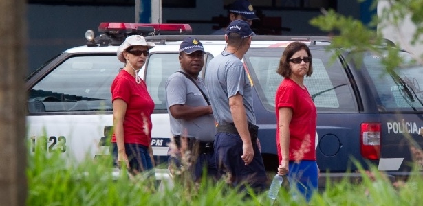 Simone Vasconcelos (ex-funcionária de Marcos Valério) e Kátia Rabello (ex-presidente do Banco Rural, de chapéu claro) tomam banho de sol no Complexo Penitenciário da Papuda, em Brasília, na semana passada - Alan Marques - 26.nov.2013/ Folhapress