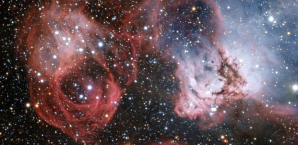 Esta nova imagem mostra nuvens de gás e poeira onde novas e quentes estrelas estão nascendo e esculpem seu redor com formas estranhas. Mas esta imagem também mostra os efeitos da morte de uma estrela - os filamentos criados por uma explosão de supernova (à esquerda) - ESO