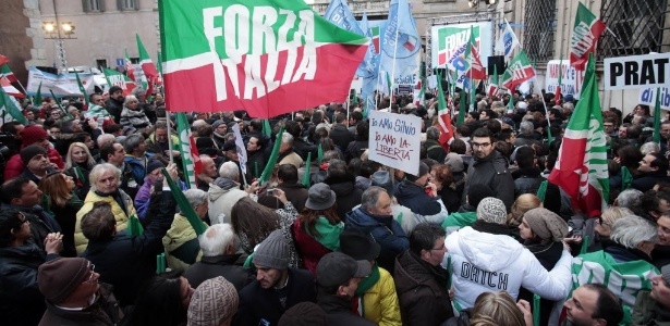 Manifestantes protestam contra a cassação do mandato de senador de Silvio Berlusconi, no centro de Roma - Tony Gentile/Reuters