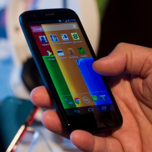 Smartphone Moto G roda Android 4.3 (Jelly Bean); Motorola garante update para versão Kit Kat  - Nelson Almeida/AFP