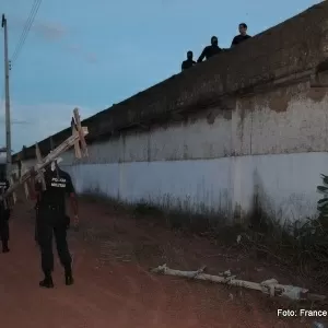 Feira improvisada em canteiro central gera impasse; prefeitura