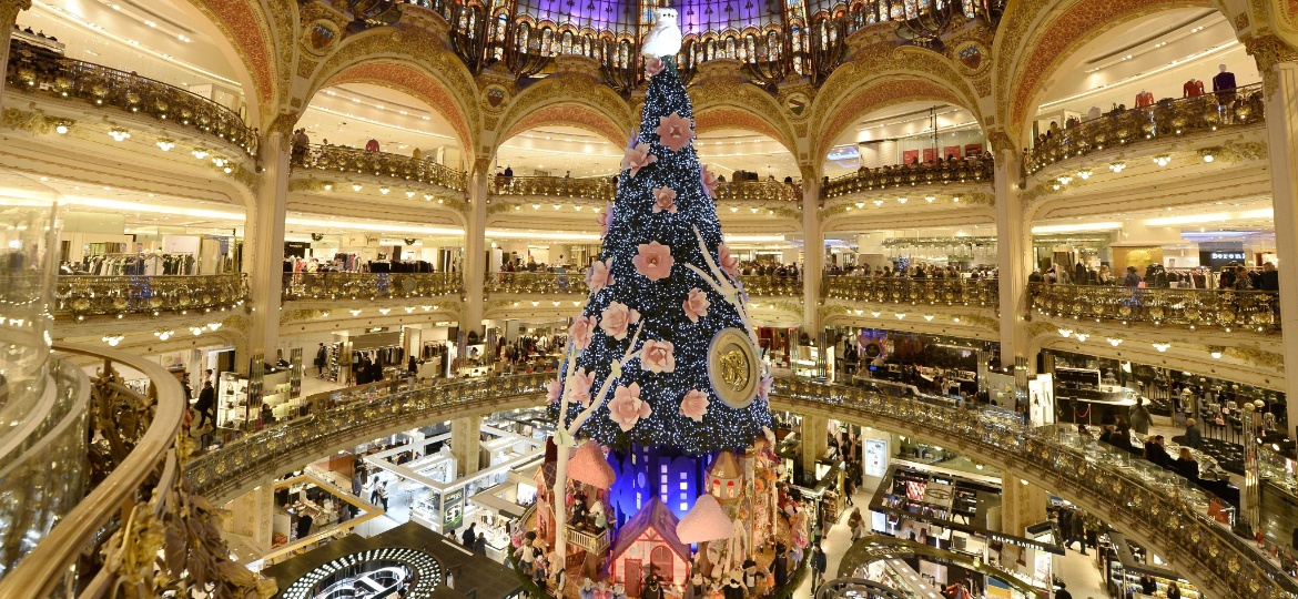 Lojas como as Galeries Lafayette costumam lucrar com as festas, mas agora temem o rendimento sem os turistas - Bertrand Guay/AFP