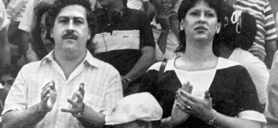 Pablo Escobar com sua mulher, Victoria Eugenia Henao, durante jogo de futebol em Medellín, na Colômbia - AFP