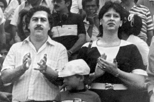 Pablo Escobar com sua mulher, Victoria Eugenia Henao, durante jogo de futebol em Medellín, na Colômbia - AFP