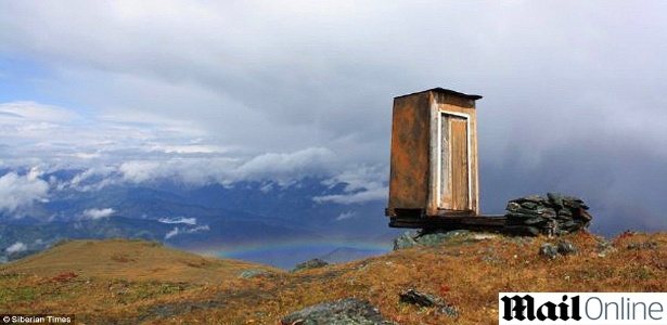 O banheiro mais extremo do mundo fica nas montanhas Altai - Reprodução/Daily Mail