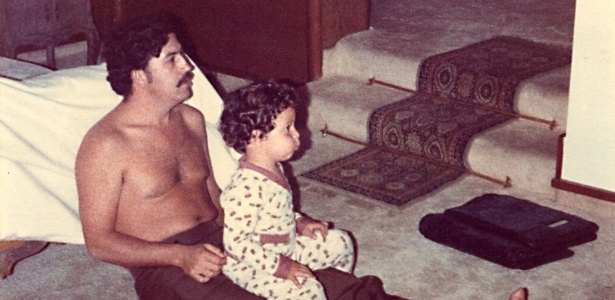 O traficante Pablo Escobar e seu filho em foto tirada em Medellín - Divulgação