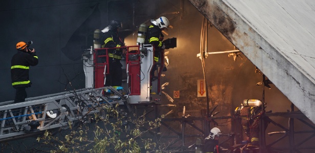 Bombeiros tentam apagar fogo no Memorial da América Latina; clique e veja mais imagens - Nelson Almeida/AFP