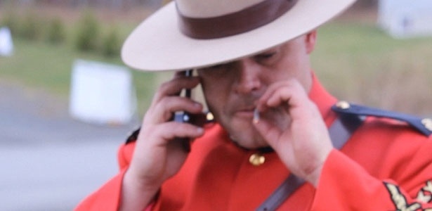 O policial canadense Ronald Francis é flagrado fumando maconha durante o trabalho - Reprodução de TV/CBC