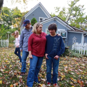 A família Burns, a partir da esquerda: Alec, Brianna, Mike, Kristi e Griffin, do lado de fora de sua casa em Chelsea, no Estado de Michigan (EUA) - Fabrizio Costantini/The New York Times
