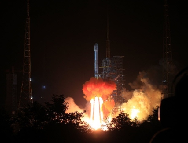 China lança foguete portador da sonda lunar Chang"e-3, no Centro Espacial de Xichang, província de Sichuan, sudoeste da China - Li Gang/Xinhua