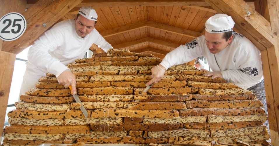1º.dez.2013 - Padeiros de Dresden, na Alemanha, confeccionam uma espécie de panetone gigante, construido com mais de 300 camadas de pão