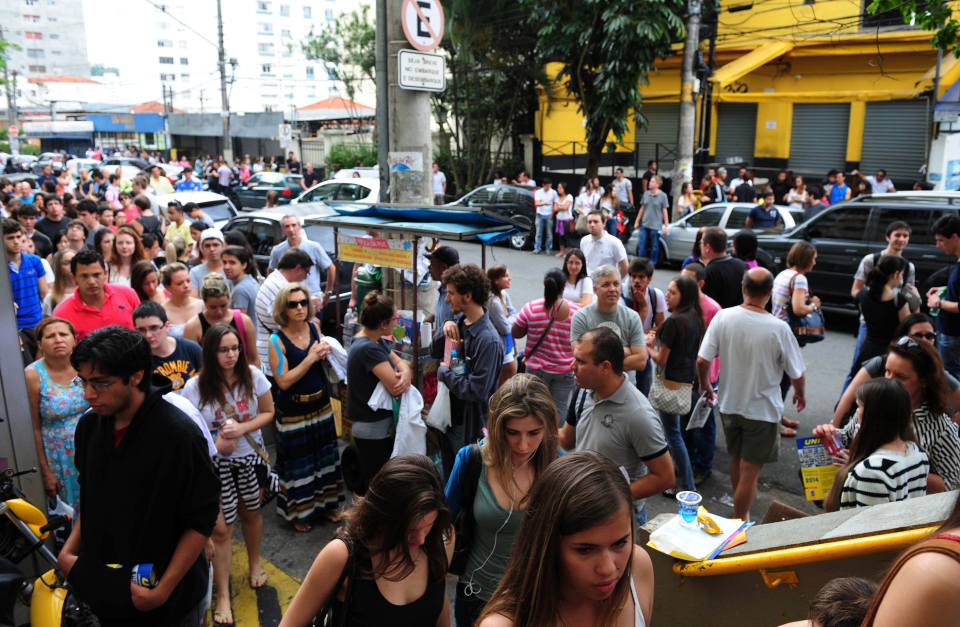 1º.dez.2013 - Candidatos aguardam o início das provas do vestibular 2014 da PUC-SP (Pontifícia Universidade Católica de São Paulo), que será realizado neste domingo (1º). A entrada nos locais de prova será permitido até as 13h45. O exame começa às 14h e terá duração de cinco horas, com permanência obrigatória de 3h - Junior Lago/UOL
