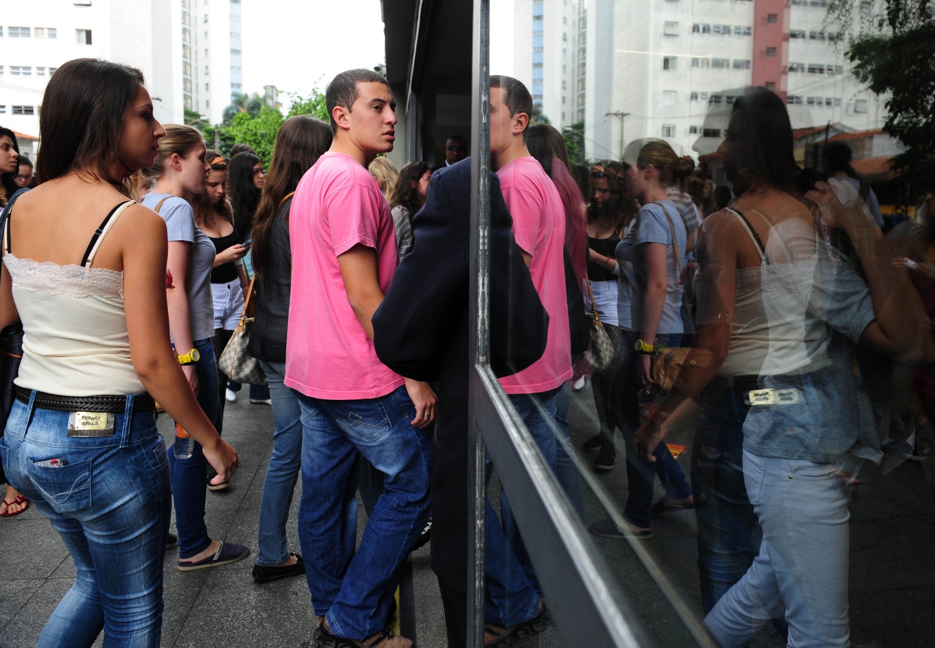 1º.dez.2013 - Candidatos aguardam o início das provas do vestibular 2014 da PUC-SP (Pontifícia Universidade Católica de São Paulo), que será realizado neste domingo (1º). A entrada nos locais de prova será permitido até as 13h45. O exame começa às 14h e terá duração de cinco horas, com permanência obrigatória de 3h - Junior Lago/UOL