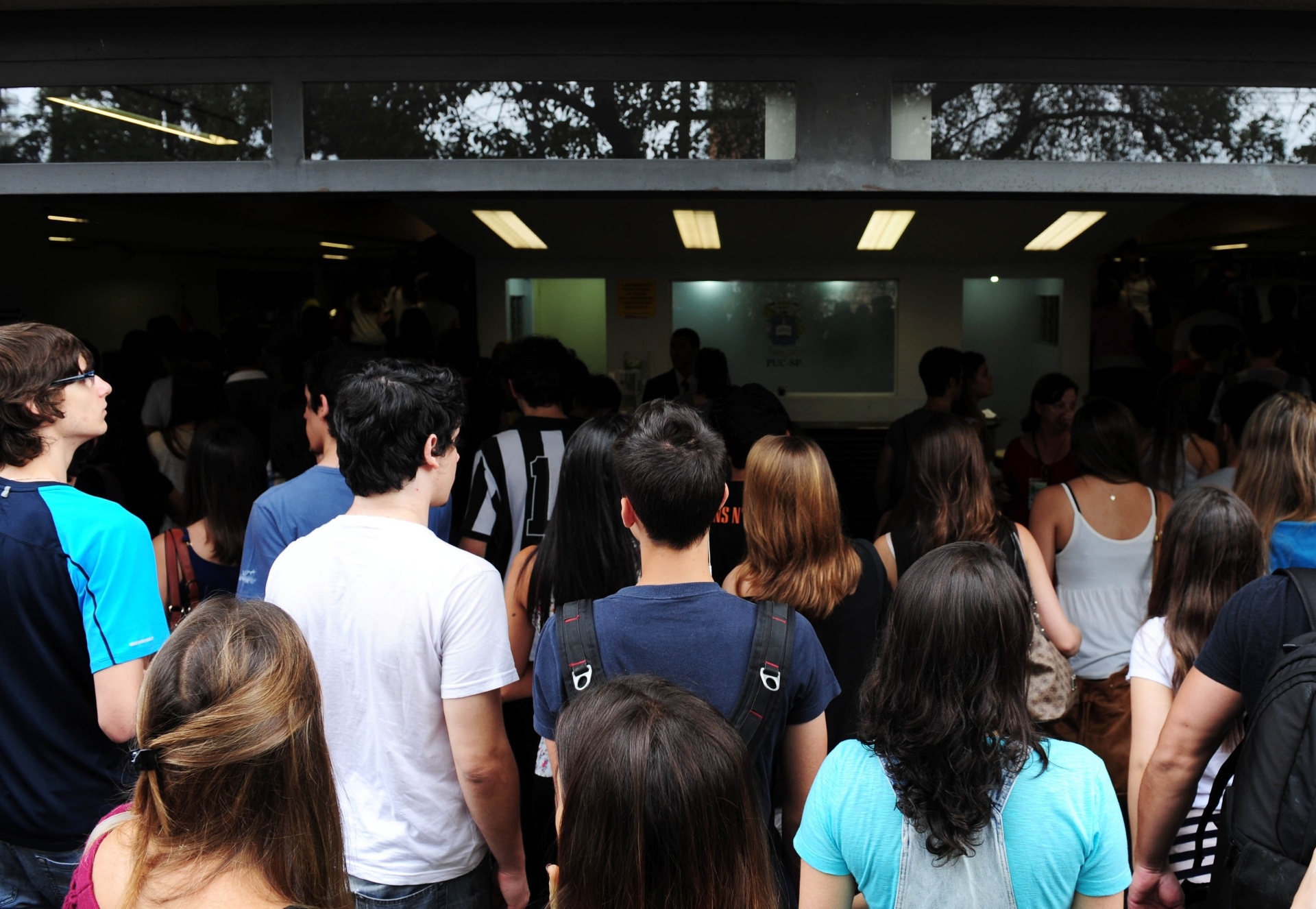 1º.dez.2013 - Candidatos aguardam o início das provas do vestibular 2014 da PUC-SP (Pontifícia Universidade Católica de São Paulo), que será realizado neste domingo (1º). A entrada nos locais de prova será permitido até as 13h45. O exame começa às 14h e terá duração de cinco horas, com permanência obrigatória de 3h - Junior Lago/UOL