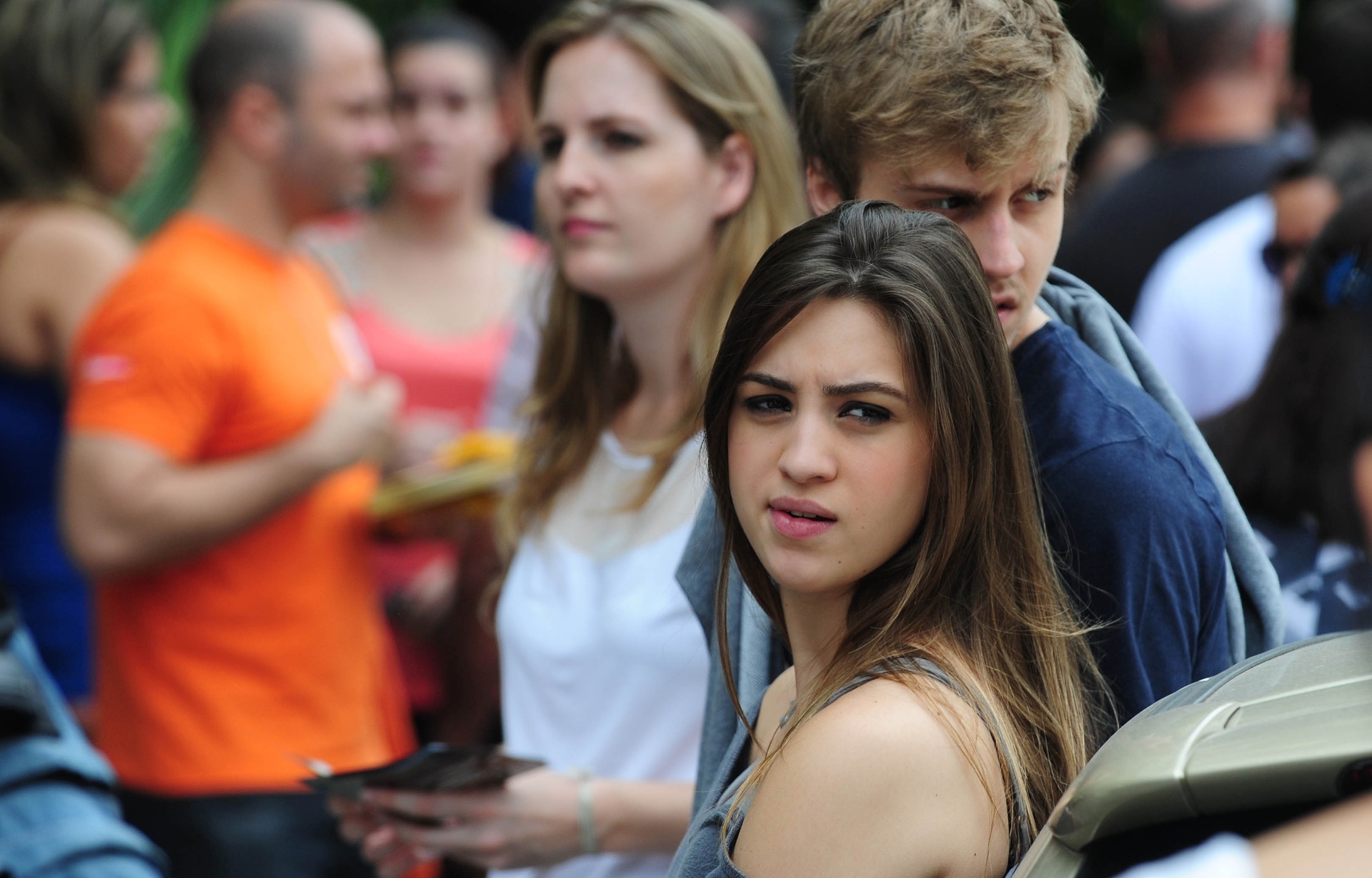 1º.dez.2013 - Candidatos aguardam o início das provas do vestibular 2014 da PUC-SP (Pontifícia Universidade Católica de São Paulo), que será realizado neste domingo (1º). A entrada nos locais de prova será permitido até as 13h45. O exame começa às 14h e terá duração de cinco horas, com permanência obrigatória de 3h - Junior Lago/UOL