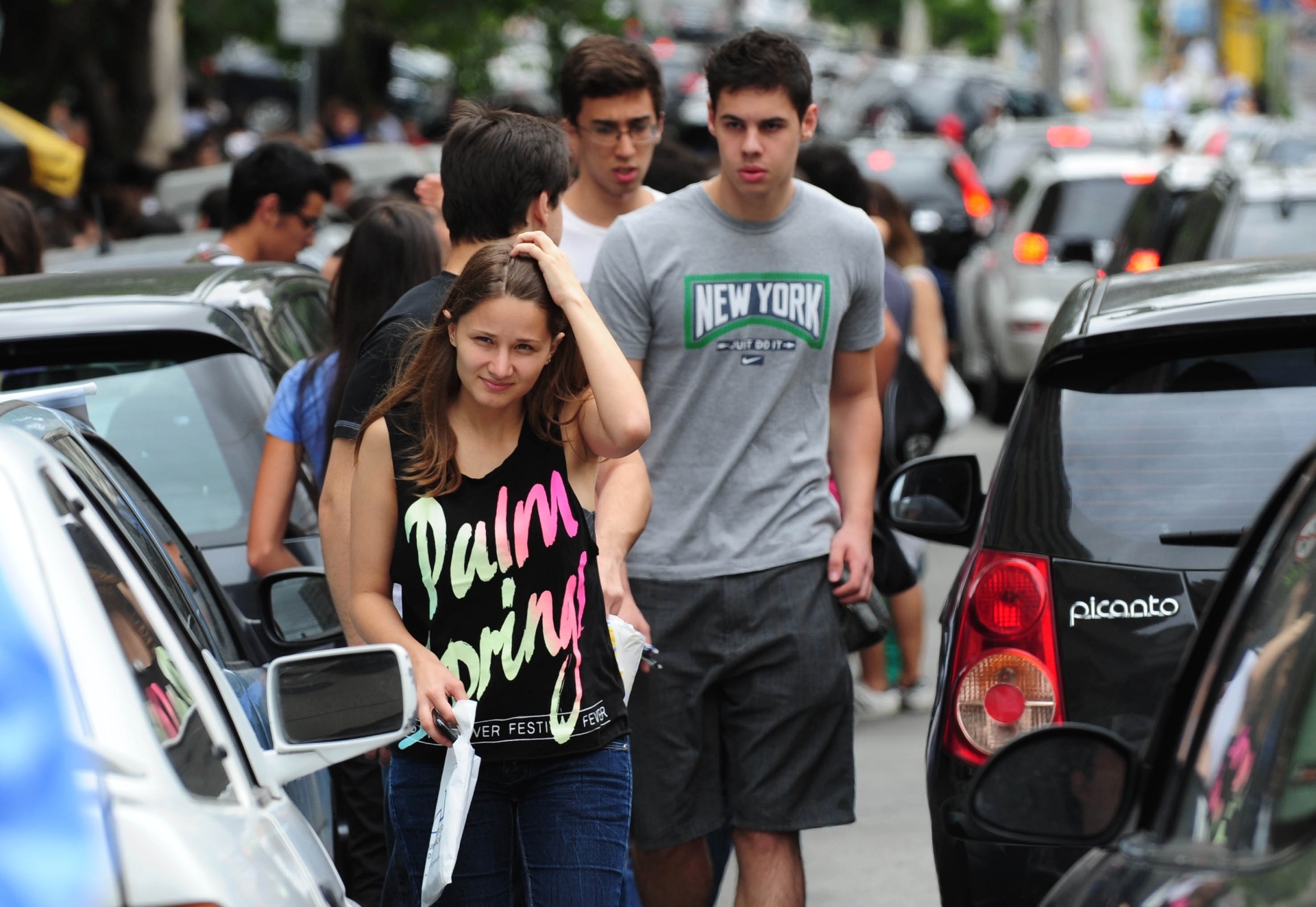 1º.dez.2013 - Candidatos aguardam o início das provas do vestibular 2014 da PUC-SP (Pontifícia Universidade Católica de São Paulo), que será realizado neste domingo (1º). A entrada nos locais de prova será permitido até as 13h45. O exame começa às 14h e terá duração de cinco horas, com permanência obrigatória de 3h - Junior Lago/UOL