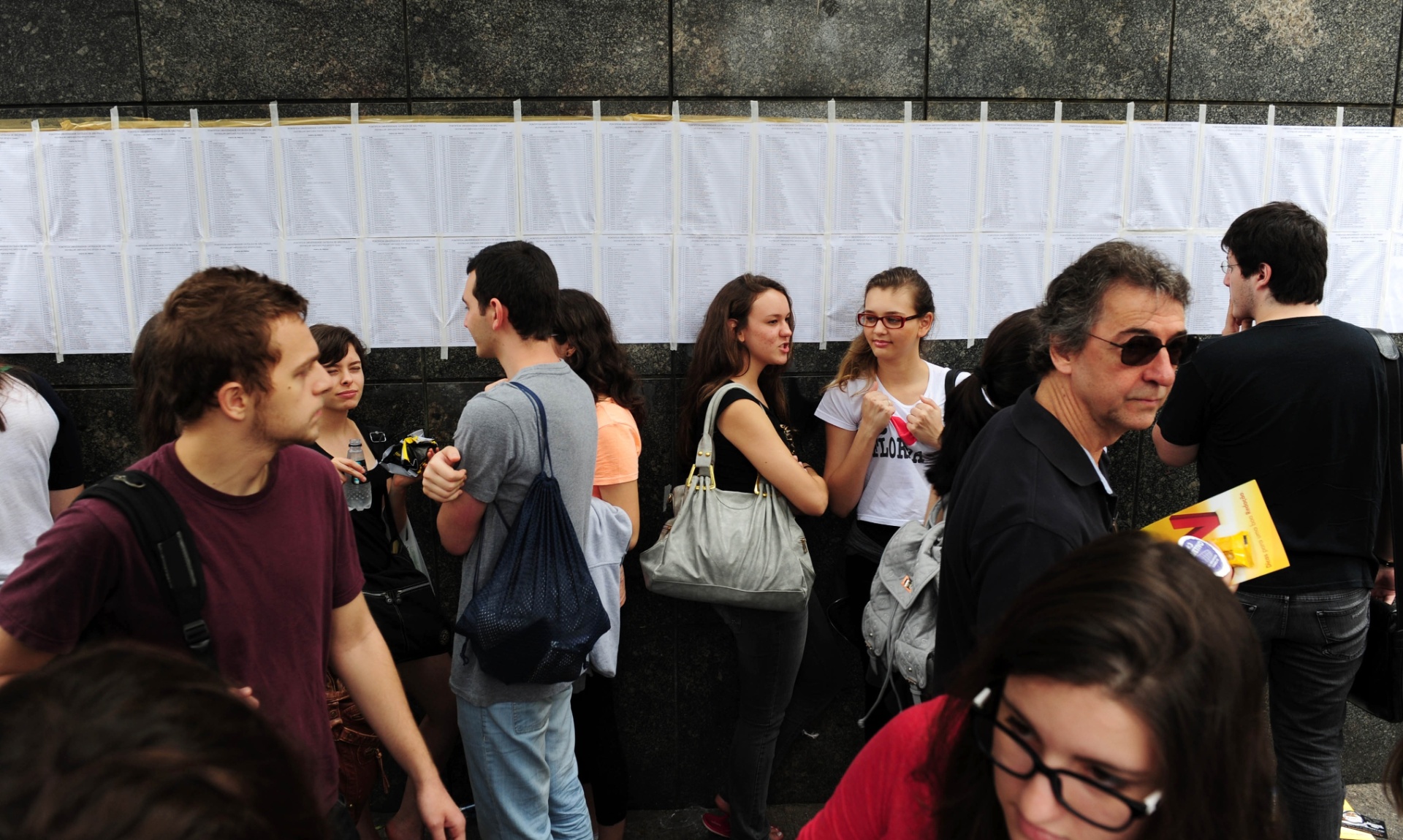 1º.dez.2013 - Candidatos aguardam o início das provas do vestibular 2014 da PUC-SP (Pontifícia Universidade Católica de São Paulo), que será realizado neste domingo (1º). A entrada nos locais de prova será permitido até as 13h45. O exame começa às 14h e terá duração de cinco horas, com permanência obrigatória de 3h - Junior Lago/UOL
