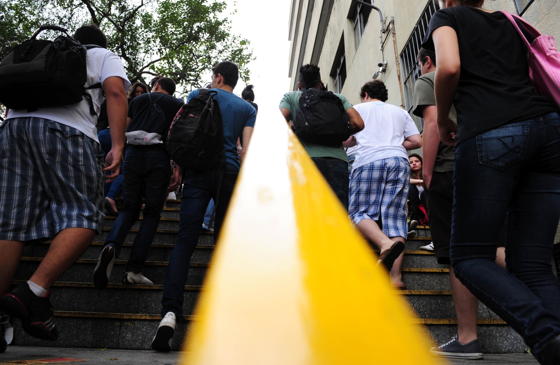1º.dez.2013 - Candidatos aguardam o início das provas do vestibular 2014 da PUC-SP (Pontifícia Universidade Católica de São Paulo), que será realizado neste domingo (1º). A entrada nos locais de prova será permitido até as 13h45. O exame começa às 14h e terá duração de cinco horas, com permanência obrigatória de 3h - Junior Lago/UOL