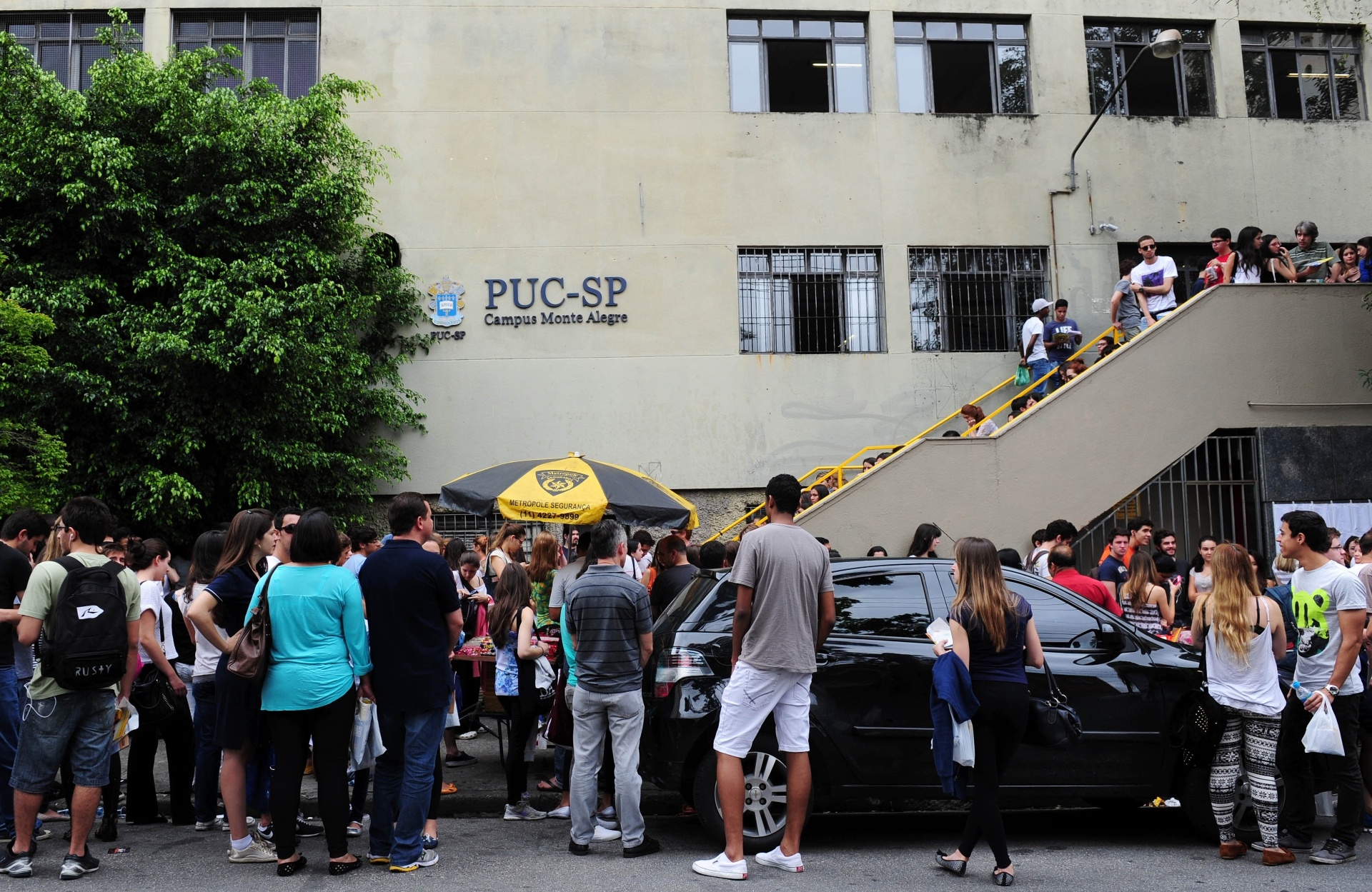 1º.dez.2013 - Candidatos aguardam o início das provas do vestibular 2014 da PUC-SP (Pontifícia Universidade Católica de São Paulo), que será realizado neste domingo (1º). A entrada nos locais de prova será permitido até as 13h45. O exame começa às 14h e terá duração de cinco horas, com permanência obrigatória de 3h - Junior Lago/UOL