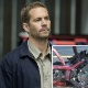 30.nov.2013 - Policiais trabalham perto dos destroços de Porsche que bateu neste sábado (30) em poste de luz ao norte de Los Angeles (Estados Unidos). O acidente matou Paul Walker (detalhe), 40, ator da franquia Velozes e Furiosos, e um amigo dele, confirmou um empresário de Walker - Fotomontagem/Divulgação/Universal e Dan Watson/"The Valley Signal Santa Clarita"/AP